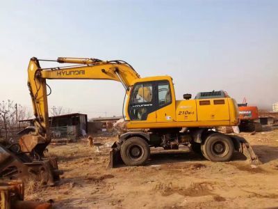 租賃210輪胎式挖掘機，助力室外裝飾裝潢工程——匯租平臺專業(yè)服務